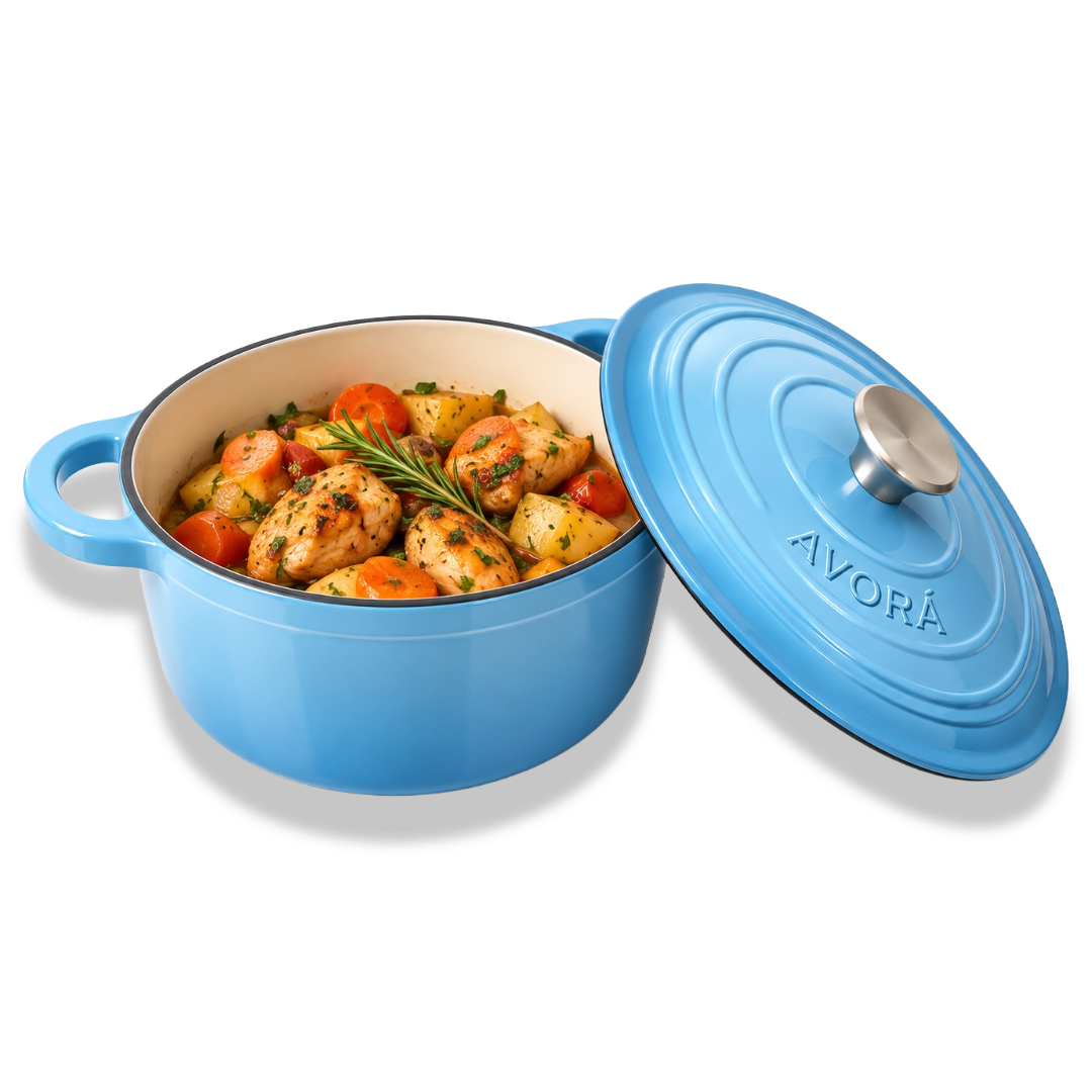 Olla AVORÁ abierta con una preparación de pollo y vegetales